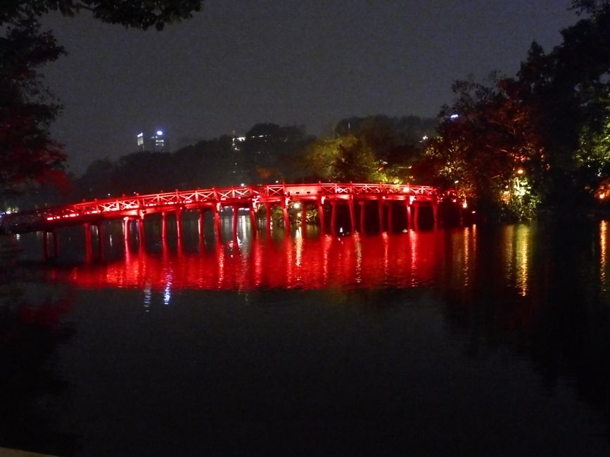 Attente devant le pont rouge