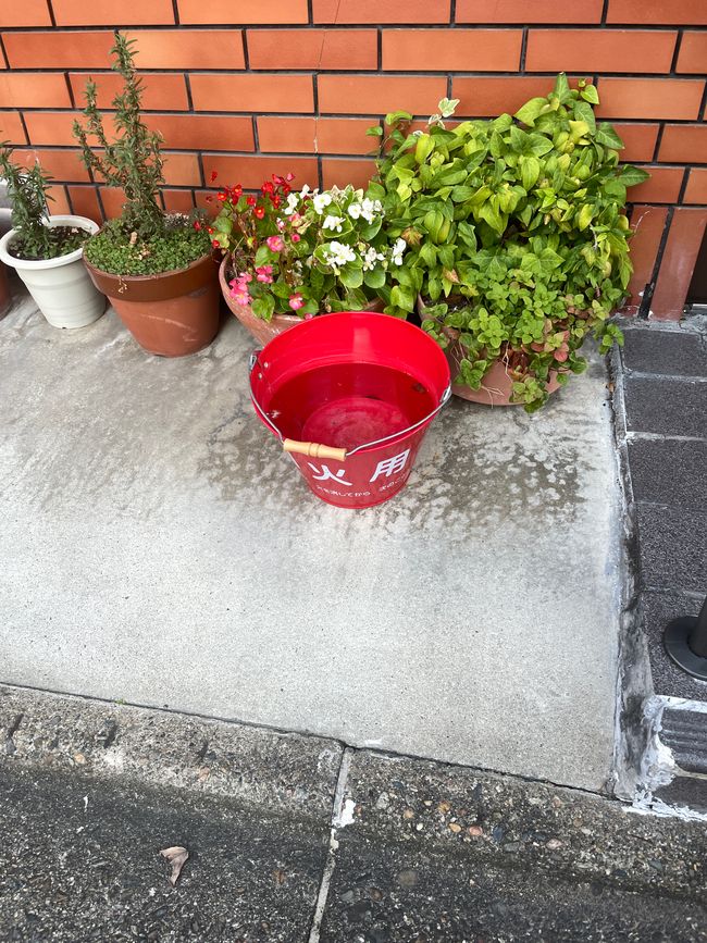 Endlich ein gefüllter Eimer zum Feuer löschen