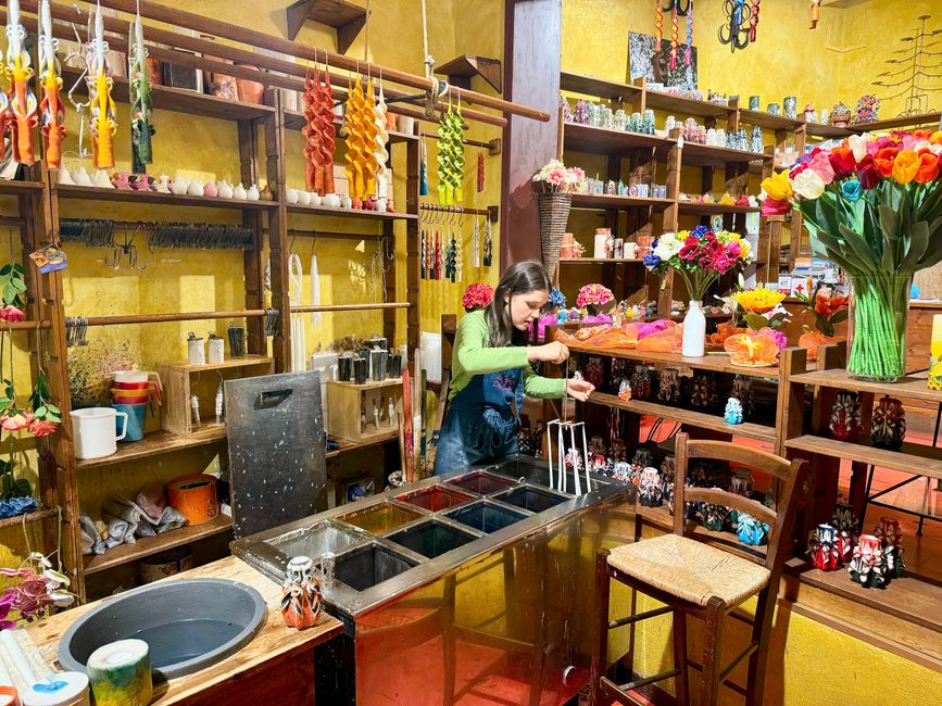 Wir durften einer Kerzendreherin bei der Arbeit zusehen.