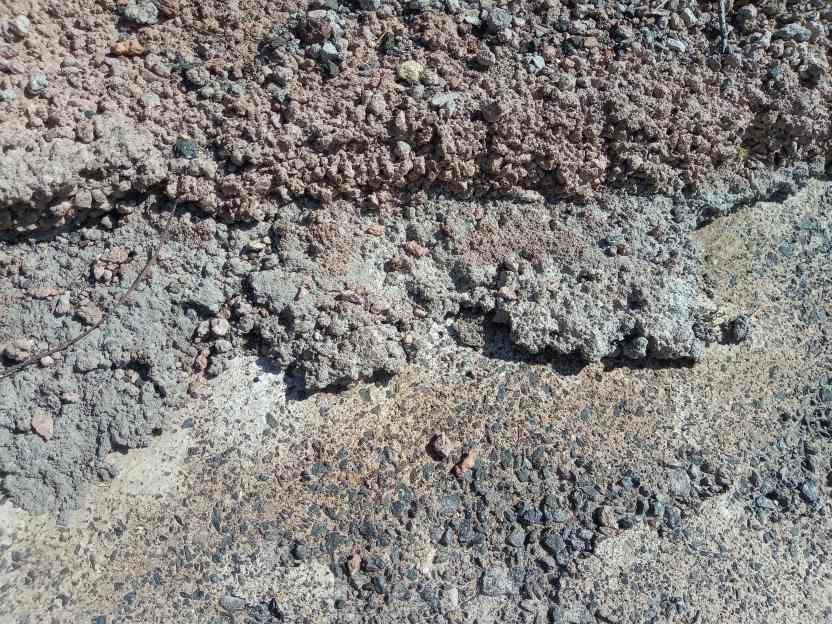 Spritzen die hier zur Befestigung der Böschung Beton an die Wände und malen ihn dann an?