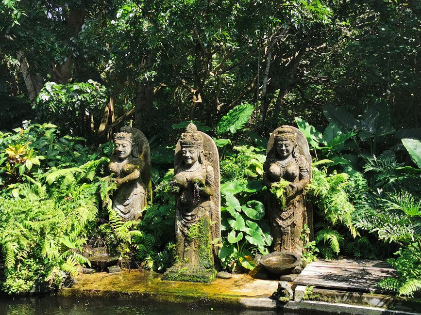 ... figuras sagradas por todas partes en el bosque de los monos ...