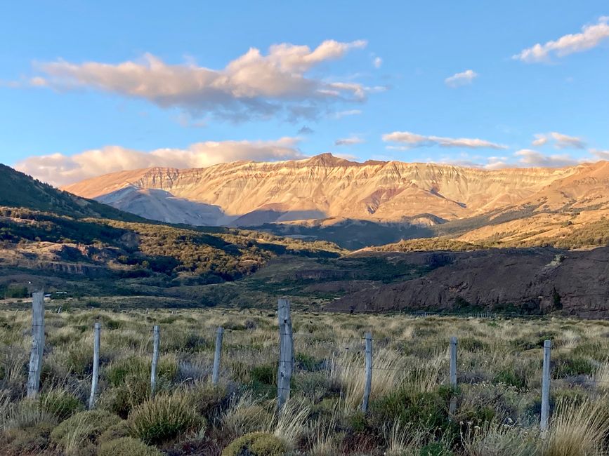 …und Blick nach rechts. Zwischen Eis und roten Felsen wie in Arizona.