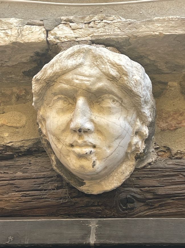 Sopra una porta