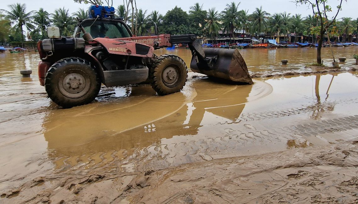 Vorüber die Flut.
Wer sah es wohl, du selig Land, 
wie dich die Welle überwand.
