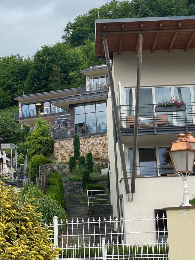 mit vielen An- und Aufbauten