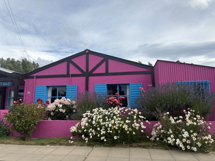 El Calafate is generally not the most beautiful town, but some places stand out with colors and many flowers. 