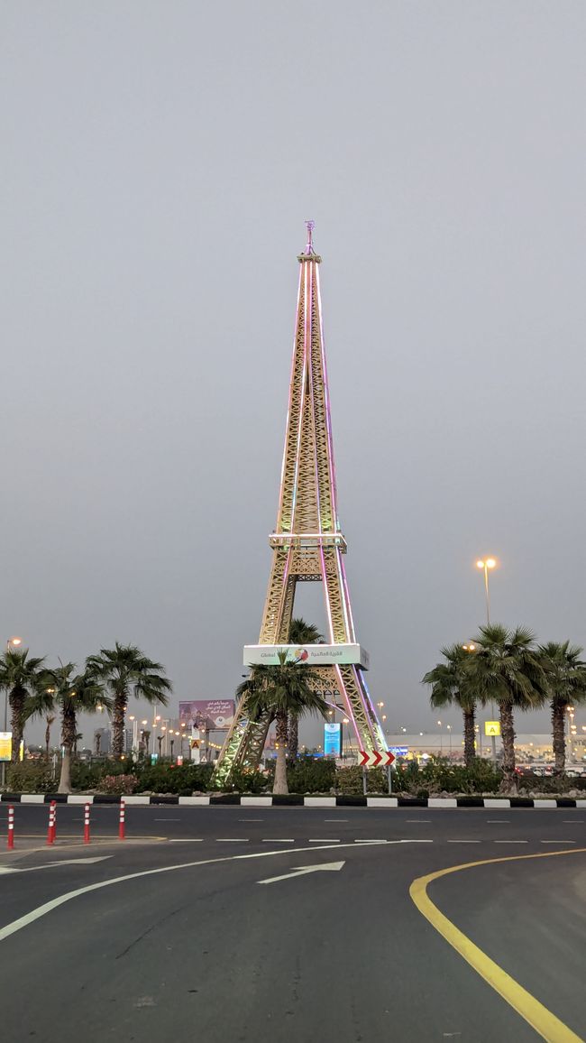 Global Village begrüßt uns mit dem Eiffelturm