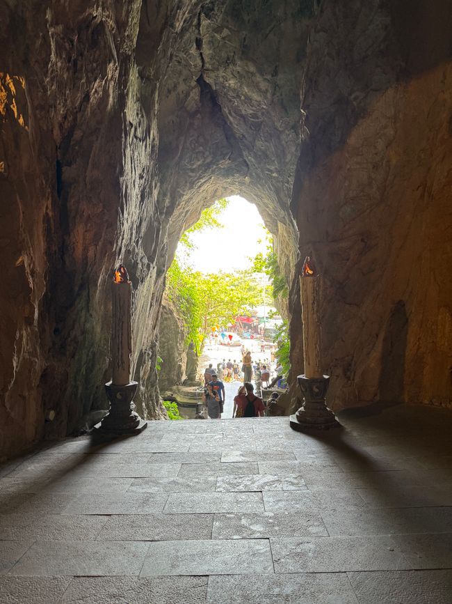 Entrée de la grotte dans la montagne de marbre