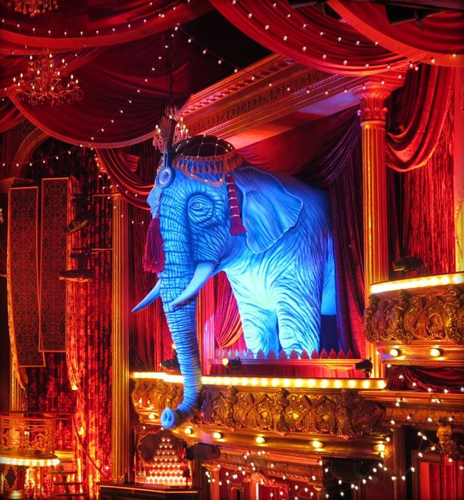 Im Moulin Rouge befindet sich ein Stuckelefant, Herren konnten einsteigen um zu einer Opiumhöhle mit Bauchtänzerinnen zu gelangen.