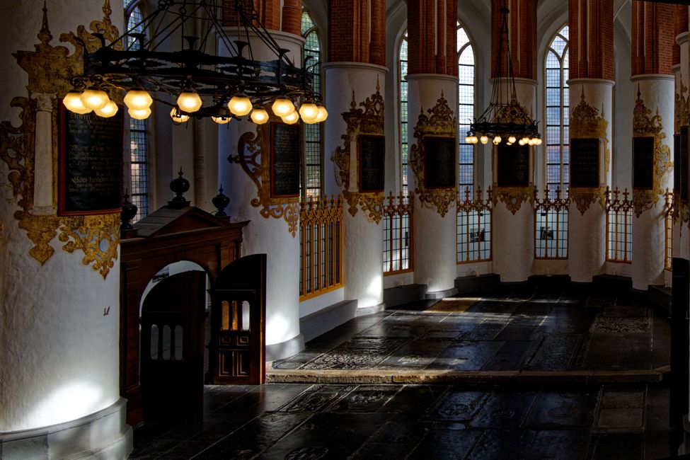 Hochschule, Kirchen, Hausboote und Museum