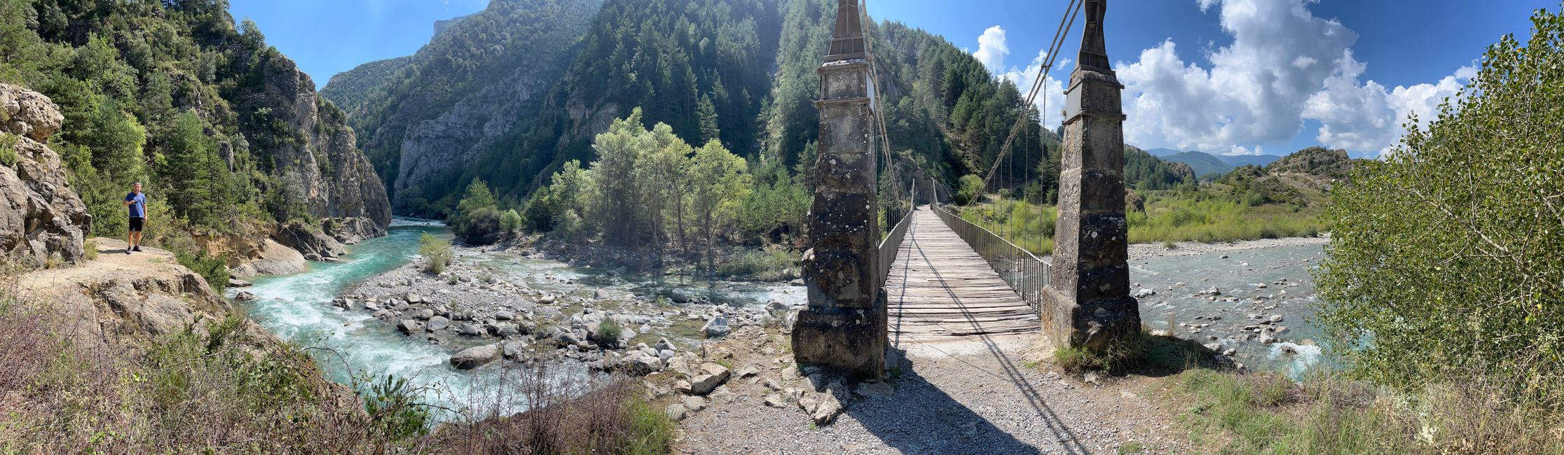 Die Bretter dieser Hängebrücke waren wirklich morsch!