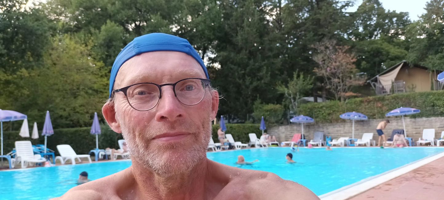 Im Schwimmbad des Campingplatzes Siena ist die Kappe obligatorisch 