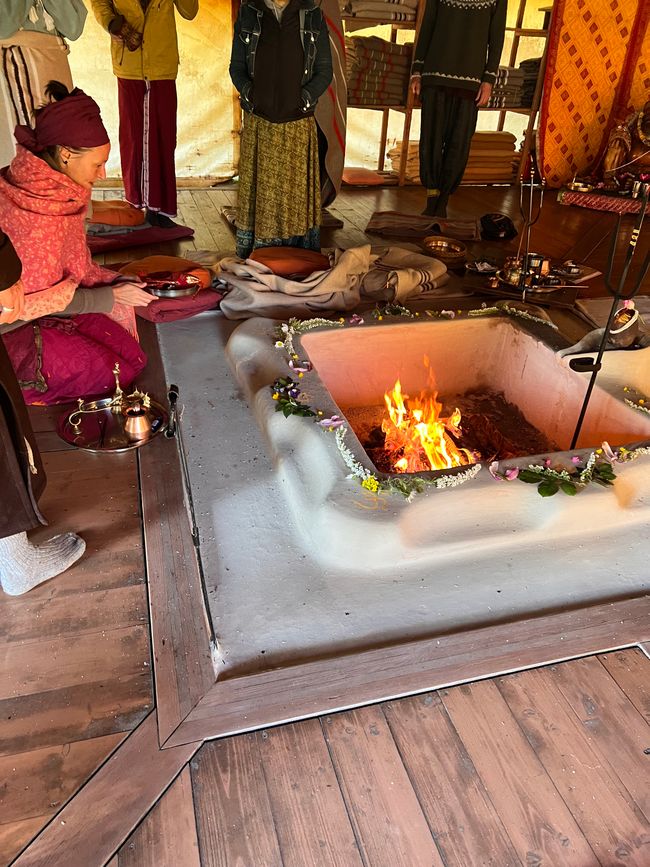 Als Ehrung und Dank werden kleine Opfergaben wie Reis, Blütenblätter, Obst und Nüsse an das Feuer / die Quelle zurückgegeben