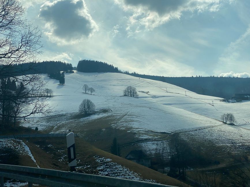 mit verschneiten Hängen -