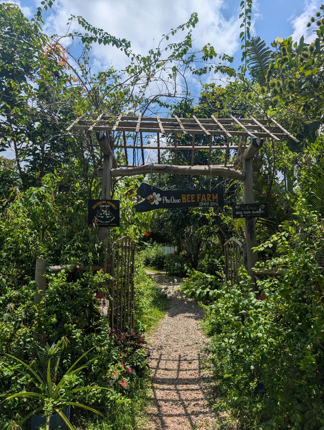 Eine ausgestreckte Hand am Fensterbrett