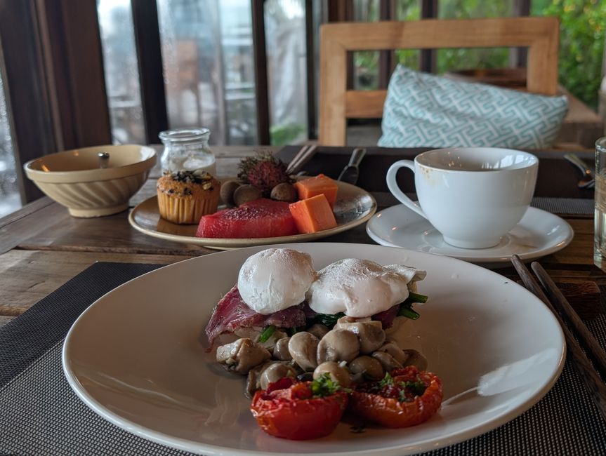 Eine ausgestreckte Hand am Fensterbrett