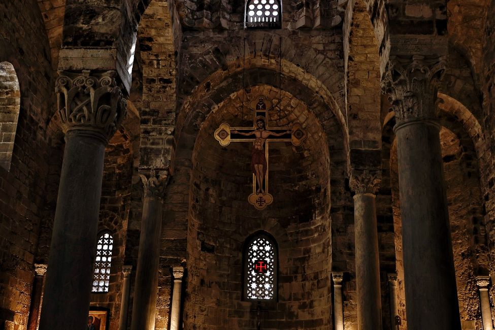 CHIESA San Cataldo, arabisch/ normannischer Baustil aus dem 11.Jahrhundert. Typisch die Rundbögen die auf den korinthischen Kapitellen ruhen.