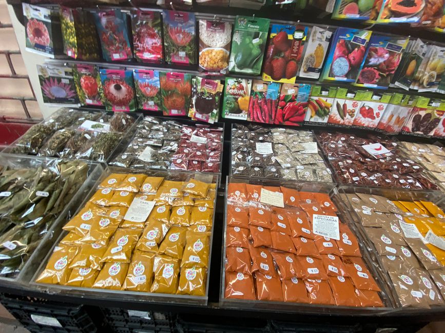 In der Markthalle unter anderem jede Menge Gewürze und Blumensamen