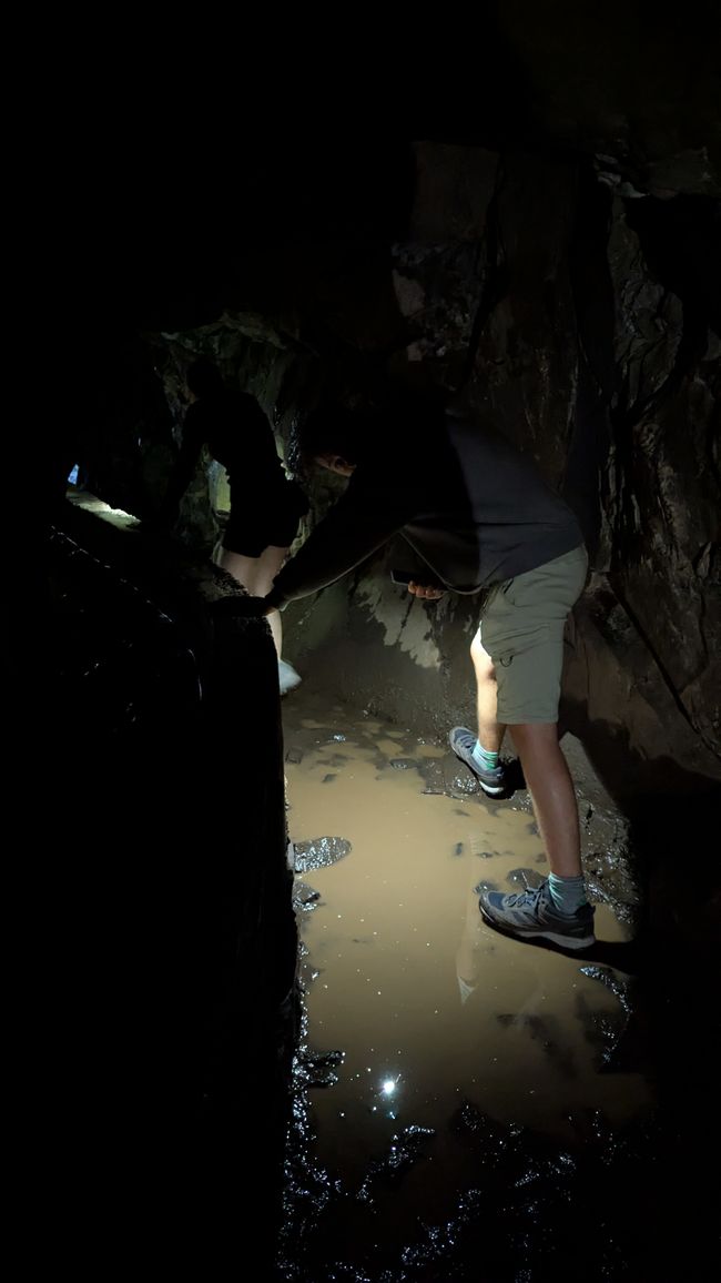 .. und über knöcheltiefe Schlammpfützen klettern