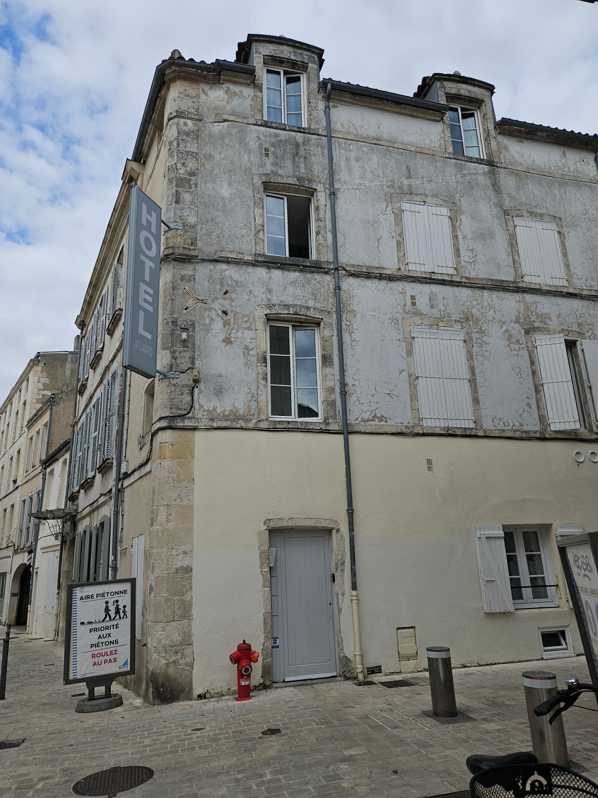 Hôtel Atlantic - côté mer un peu abîmé
