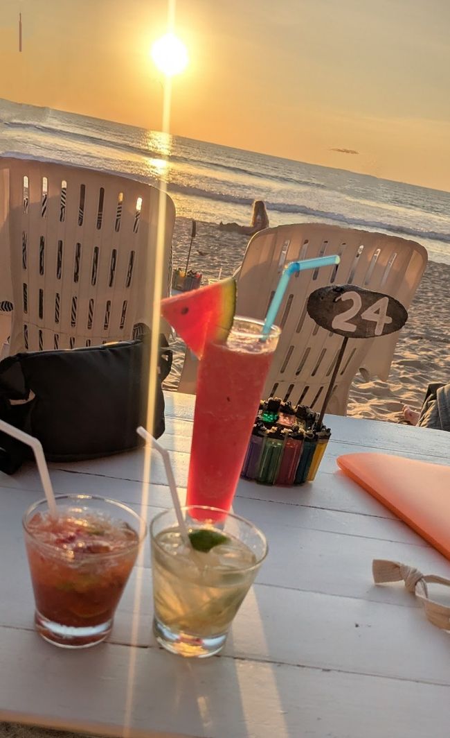 Pools und Strandliegen