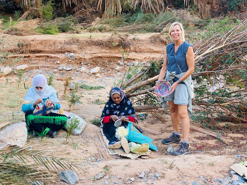 Ganz alleine sitzen die beiden Frauen am Fluss und flechten - wir kaufen eine hübsche Schale