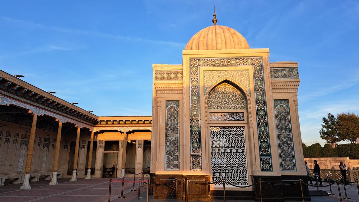 SU an der Hazrati Xizr Moschee 