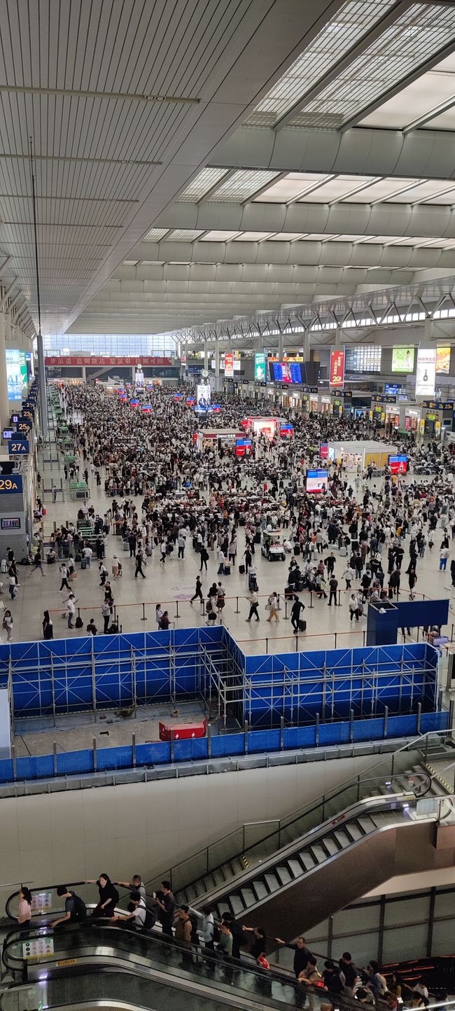 Queue at the check-in for the high-speed train