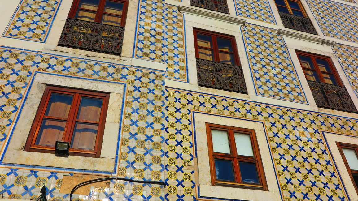 Azulejos, mit bunt glasierten Keramikfliesen ausgeschmückte Häuser.