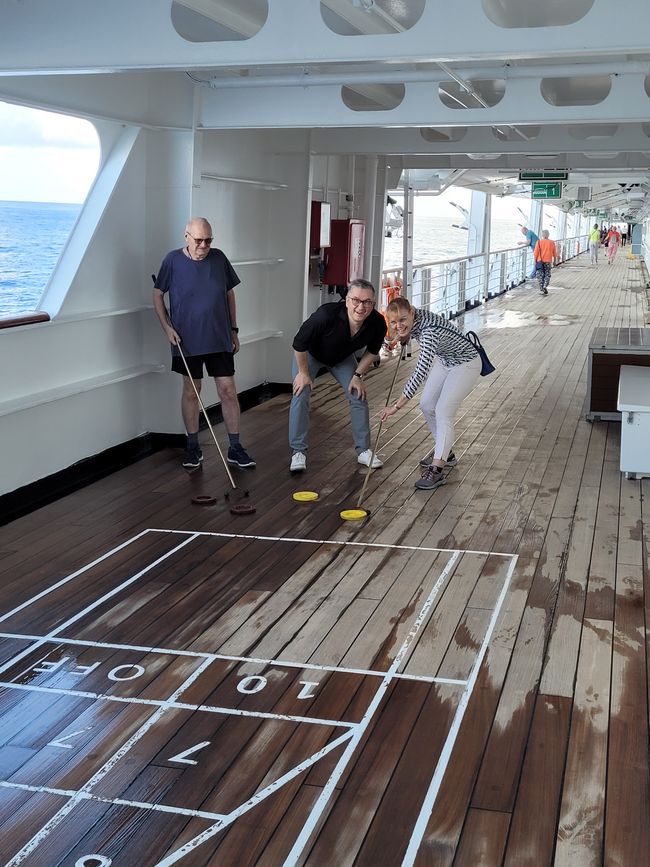 Tag 15: Shuffleboard mit unseren Freunden