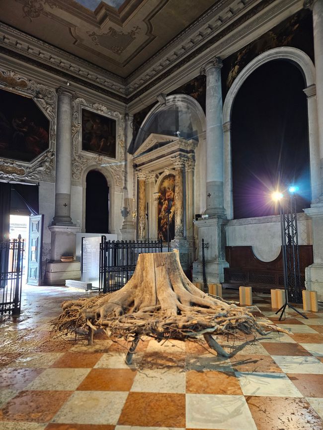 Litauische Installation in einer Kirche in der Innenstadt