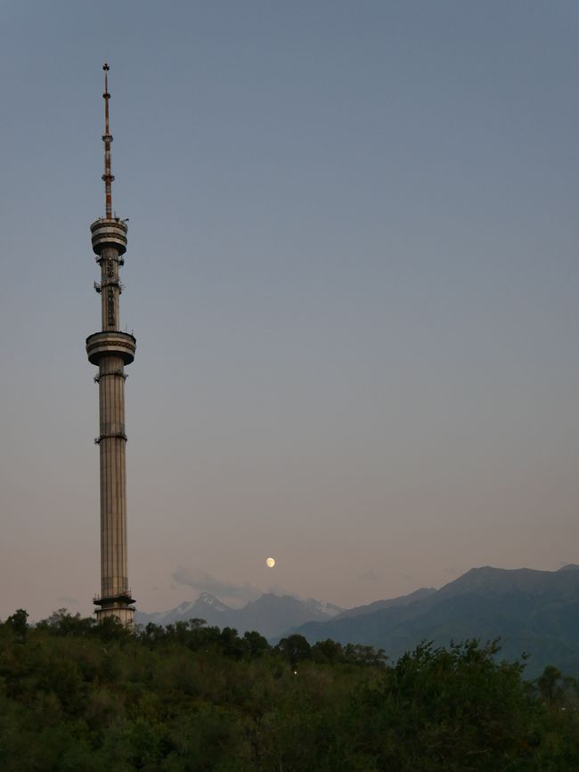 Del campo de vuelo en Turkmenistán hasta la puesta de sol en Kök Töbe: Llegada a Almaty