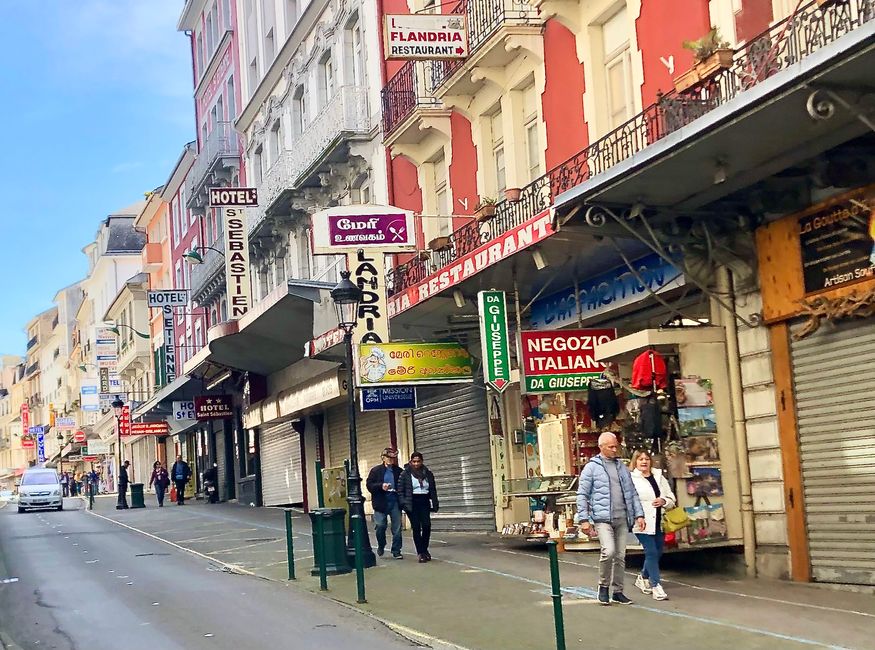Shops, Cafés und Restaurants Reihe an reihe – auch das ist Lourdes.