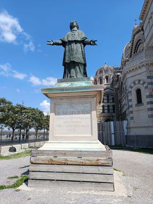 Statue von Bischof  Henri François Xavier de Belsunce de Castelmoron (1671-1755) vor der Kathedrale von Marseille 