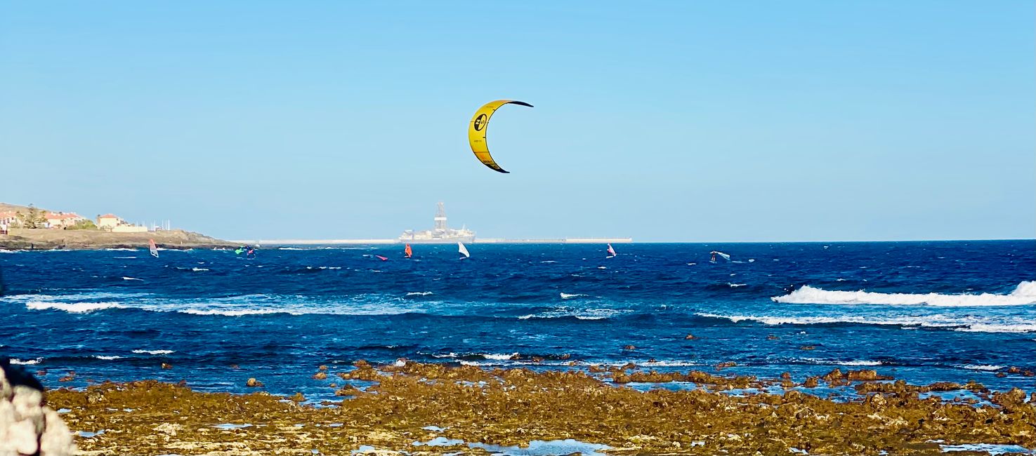 In El Medano on the water, things are getting exciting again - I get to/must watch from the shore