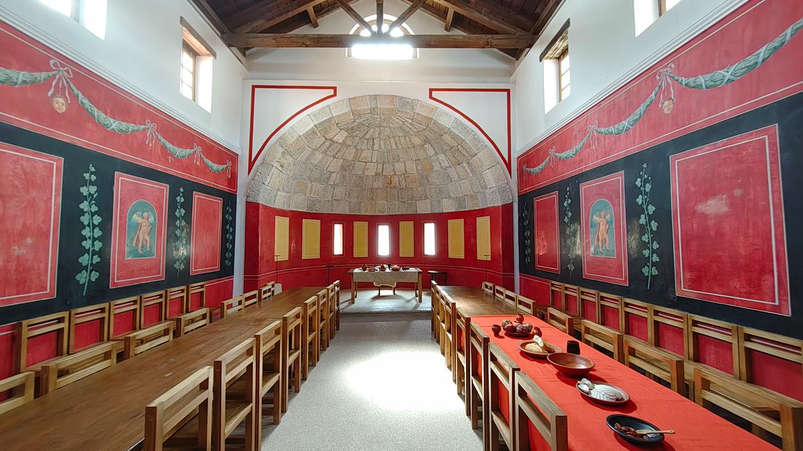  . Abbiamo già visitato un'impianto di un simile servizio sanitario scavato in origine nella città di rovine Ostia vicino a Roma. Qui trovi il mio post sul blog a riguardo: <a href='https://vakantio.de/xiefuzi-reise-blog/die-antike-hafenstadt-ostia'>L'antica città portuale di Ostia</a></p><div>Le terme di Carnuntum offrono un'esperienza diretta del modo di vivere romano e delle condizioni di vita e lavoro. Chi non desidera viaggiare così lontano in Austria può farsi un'idea della vita dei legioni romani al Museo Quintana a Künzing, qui trovi il mio articolo del blog a riguardo: <a href='https://vakantio.de/xiefuzi-reise-blog/bei-den-legionen-der-roemer'>Tra le legioni dei Romani</a></div><div><br /></div><div>Iniziamo ora una passeggiata a Carnuntum verso l'anfiteatro della città civile. Camminiamo lungo un sentiero attraverso i campi circostanti e raggiungiamo le fondamenta rotonde. L'impianto è piuttosto insignificante e non merita realmente una visita. Lo spettacolo più emozionante dell'ampio spazio non era offerto dai gladiatori, ma da migliaia di cavallette che saltavano lateralmente ogni volta che camminavamo sull'erba.</div><p><br />Il nostro percorso ci ha portato di nuovo attraverso i campi fino all'Heidentor, che ha ancora un arco rimasto. Originariamente, gli archi collegavano quattro potenti colonne quadrate. Attraverso un disegno su una lastra di vetro ho fissato fotograficamente questa forma originale. Questa lastra di vetro è davvero un'ottima idea.</p><p>È già sorprendente che questi resti di muro siano sopravvissuti a lungo. Sulla nascita e lo scopo di questa gigantesca costruzione c'è ancora disaccordo tra gli studiosi. È probabile che sia stata costruita come monumento nella seconda metà del IV secolo durante il regno dell'imperatore Valentiniano I, il cui periodo di governo era caratterizzato dalla difesa contro i saccheggiatori germanici lungo il Limes al Rin e al Danubio. Un memoriale è anche sostenuto dal basamento per figure alto circa quattro metri al centro dell'Heidentor.</p><p>Con un'ulteriore passeggiata raggiungiamo di nuovo la stazione ferroviaria e l'autobus del servizio sostitutivo. Abbiamo ancora un po' di tempo, che vogliamo ora trascorrere nel tempo a Vienna.</p><p>>> Continuazione nel post del blog Vienna Belvedere >></p>