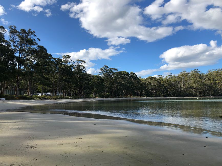 Strand an der Stuart Bay ...