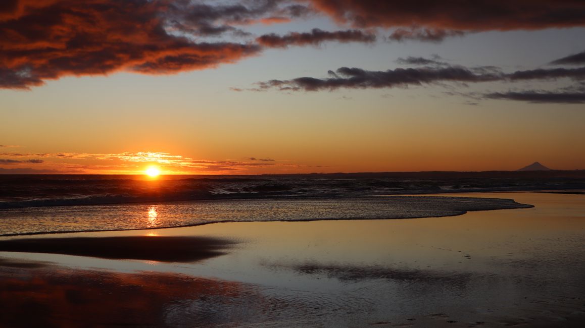 Sonnenuntergang am Castlecliff Beach in Whanganui