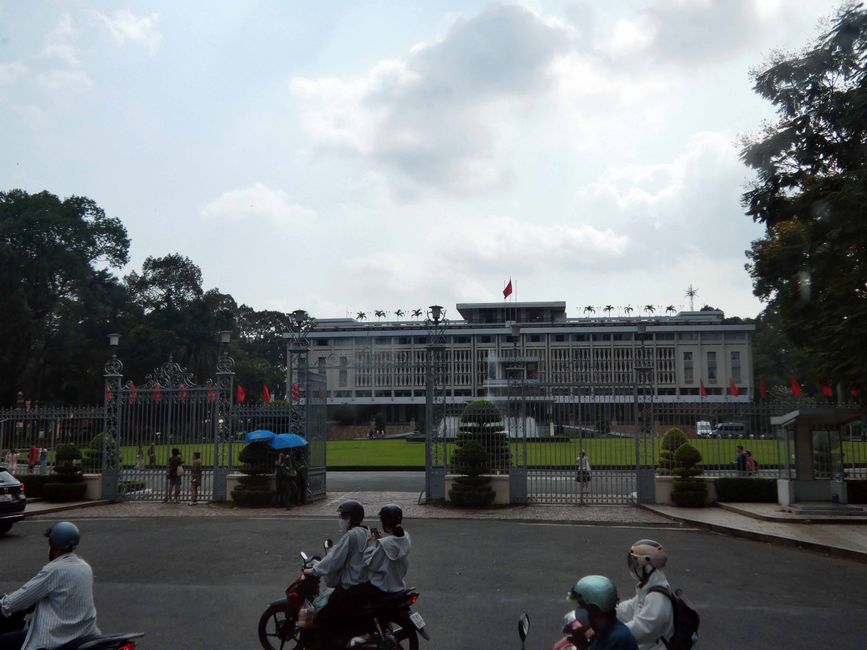 Der ehemalige Präsidentenpalast von Saigon, bei dem nach dem Abzu der Amerikaner ein Panzer durch die Tore gefahren ist.