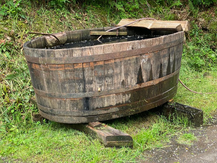 in solchen Zubern kann hier gebadet werden
