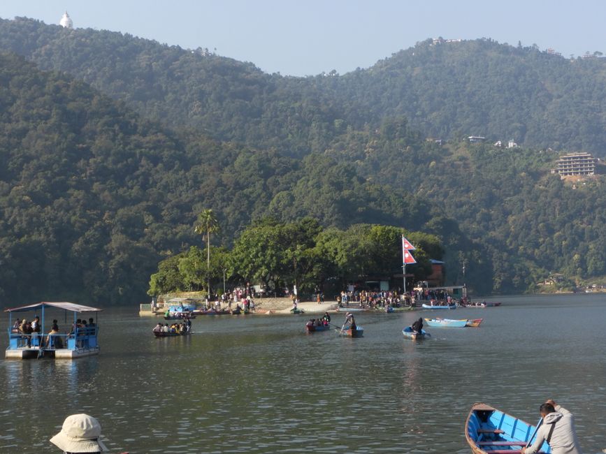 Schon Hochbetrieb vor der kl Insel im See