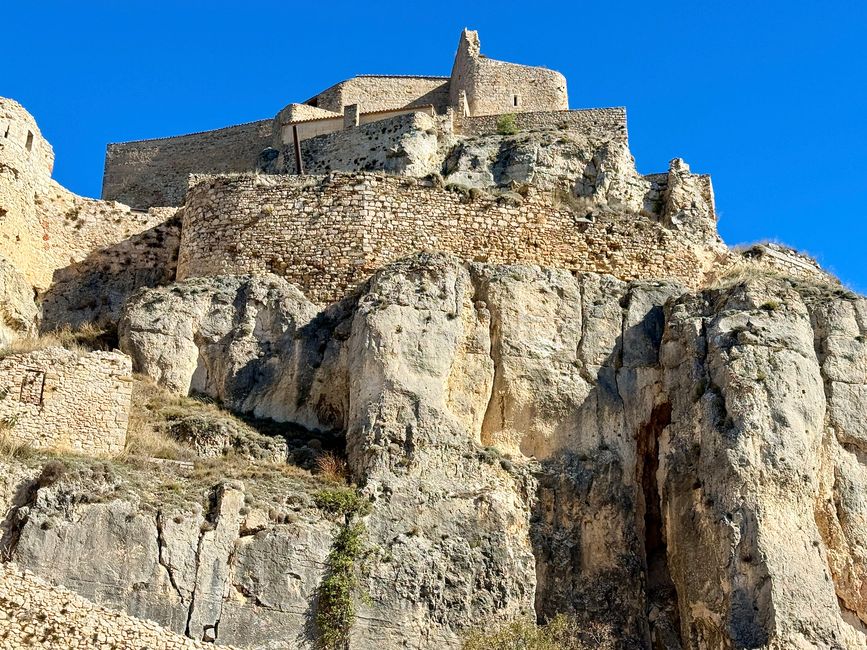 Welch' ein imposanter Anblick: Die Burg und ihr Felsen.
