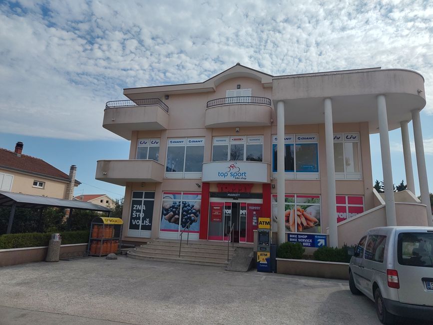 一家自行车店！……关门了……不过我可以下楼去购物
