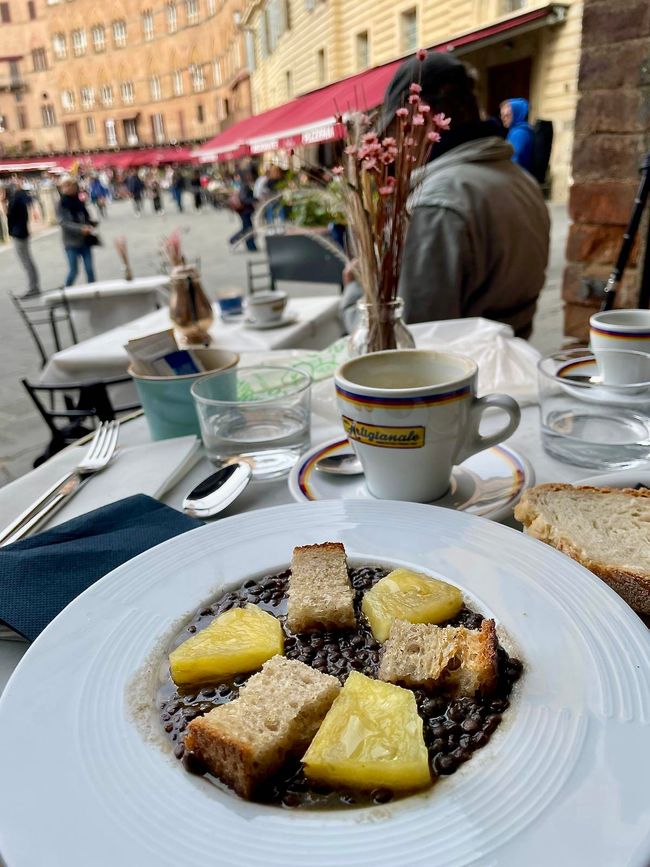 Pause im Café, wo sich Icke eine Linsensuppe schmecken lässt.