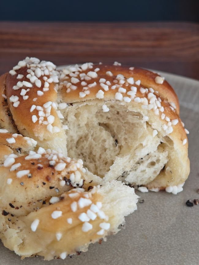 Fluffige Kardamom Bund im Café 