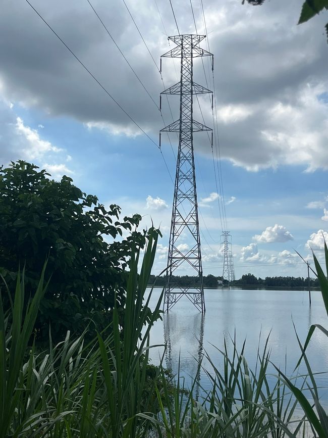 Strommasten im Wasser