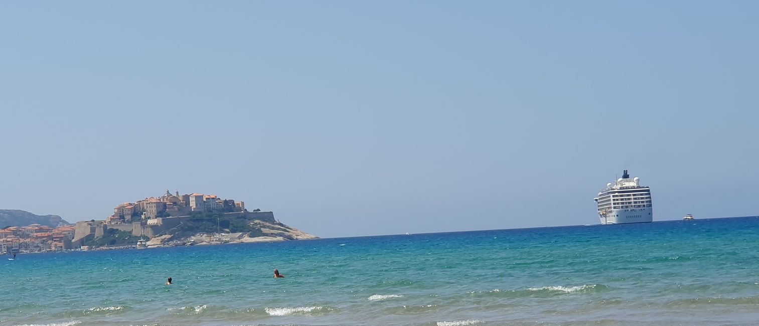 Calvi mit Kreuzfahrtschiff