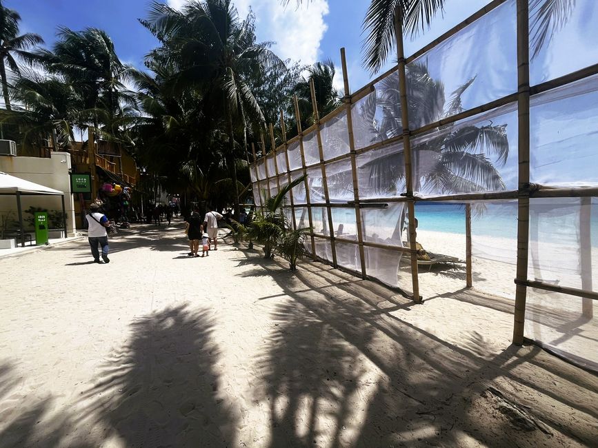 Trennwände gegen die Elemente an der Strandpromenade