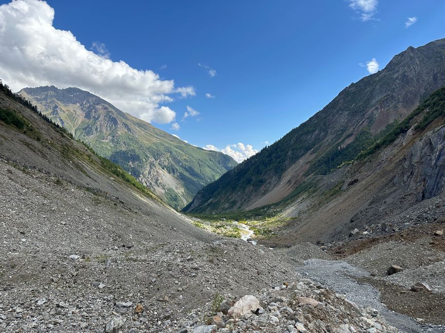 前往查拉迪冰川的徒步旅行