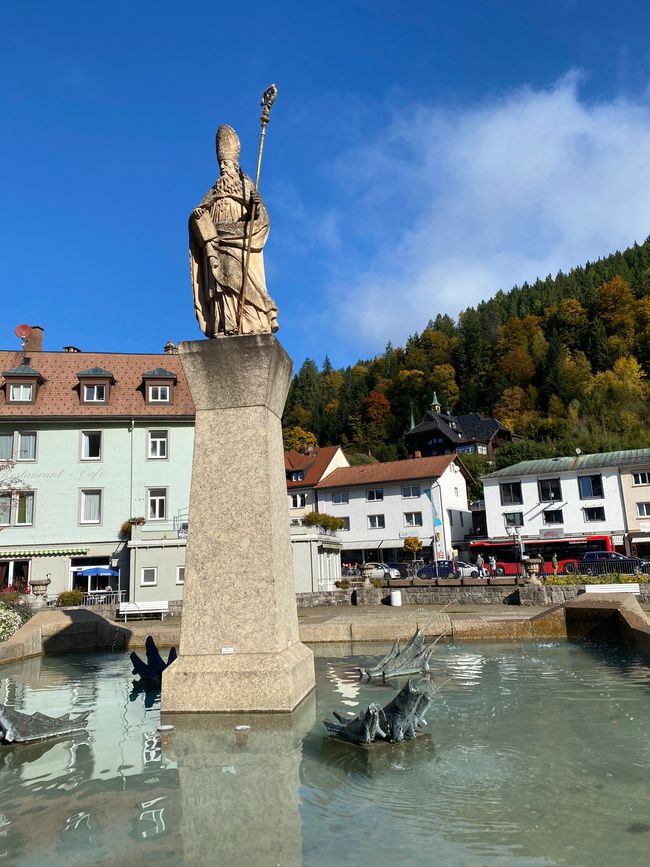Draussen hält St. Blasius die Fische im Blick